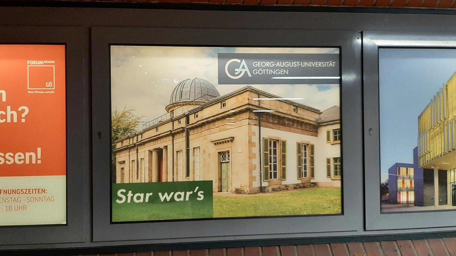 In einem Fenster ist eine Werbung mit dem Bild der alten Göttinger Sternwarte und dem Schriftzug "Star war's" zu sehen.