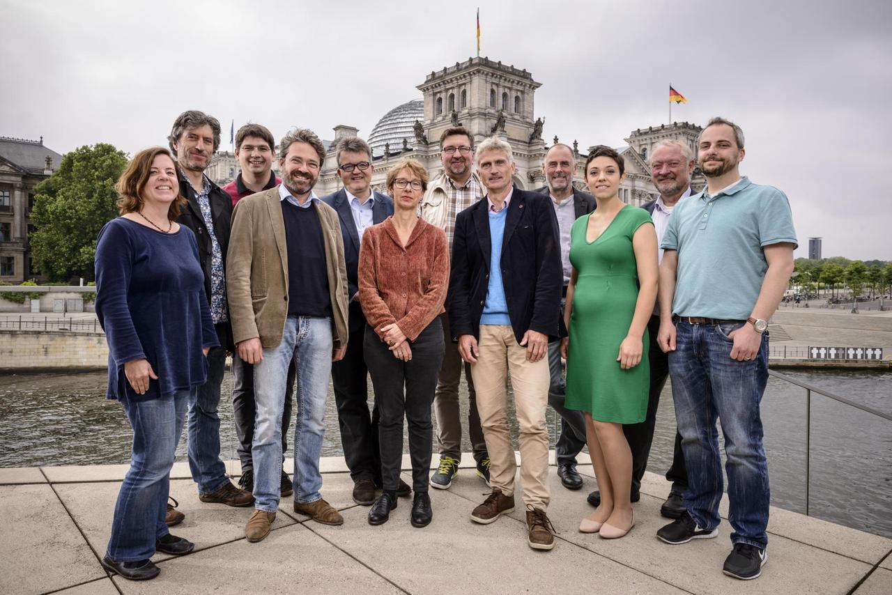 Das Team des Hauptstadtstudios: Gudula Geuther, Gerhard Schröder, Falk Steiner, Stephan Detjen, Volker Finthammer, Claudia van Laak, Ralph Seidler, Frank Capellan, Klaus Remme, Katharina Hamberger, Theo Geers, Ansgar Rossi (v.l.n.r.) Das Team des Hauptstadtstudios: Gudula Geuther, Gerhard Schröder, Falk Steiner, Stephan Detjen, Volker Finthammer, Claudia van Laak, Ralph Seidler, Frank Capellan, Klaus Remme, Katharina Hamberger, Theo Geers, Ansgar Rossi (v.l.n.r.)