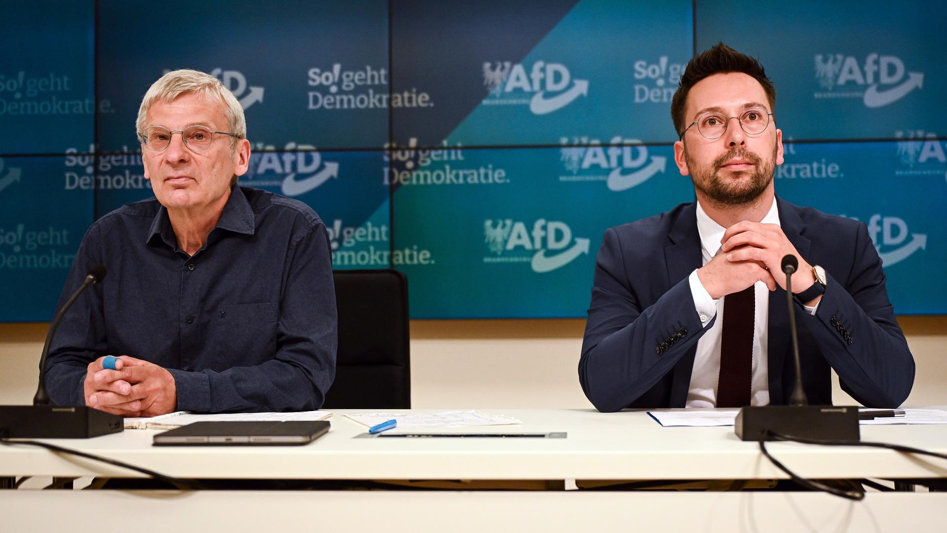 Potsdam: Hans-Christoph Berndt (l), Fraktionsvorsitzender, und Dennis Hohloch, Parlamentarischer Geschäftsführer, geben ein Statement zur Veröffentlichung eines Einstufungsvermerks zur AfD Brandenburg als rechtsextrem. 