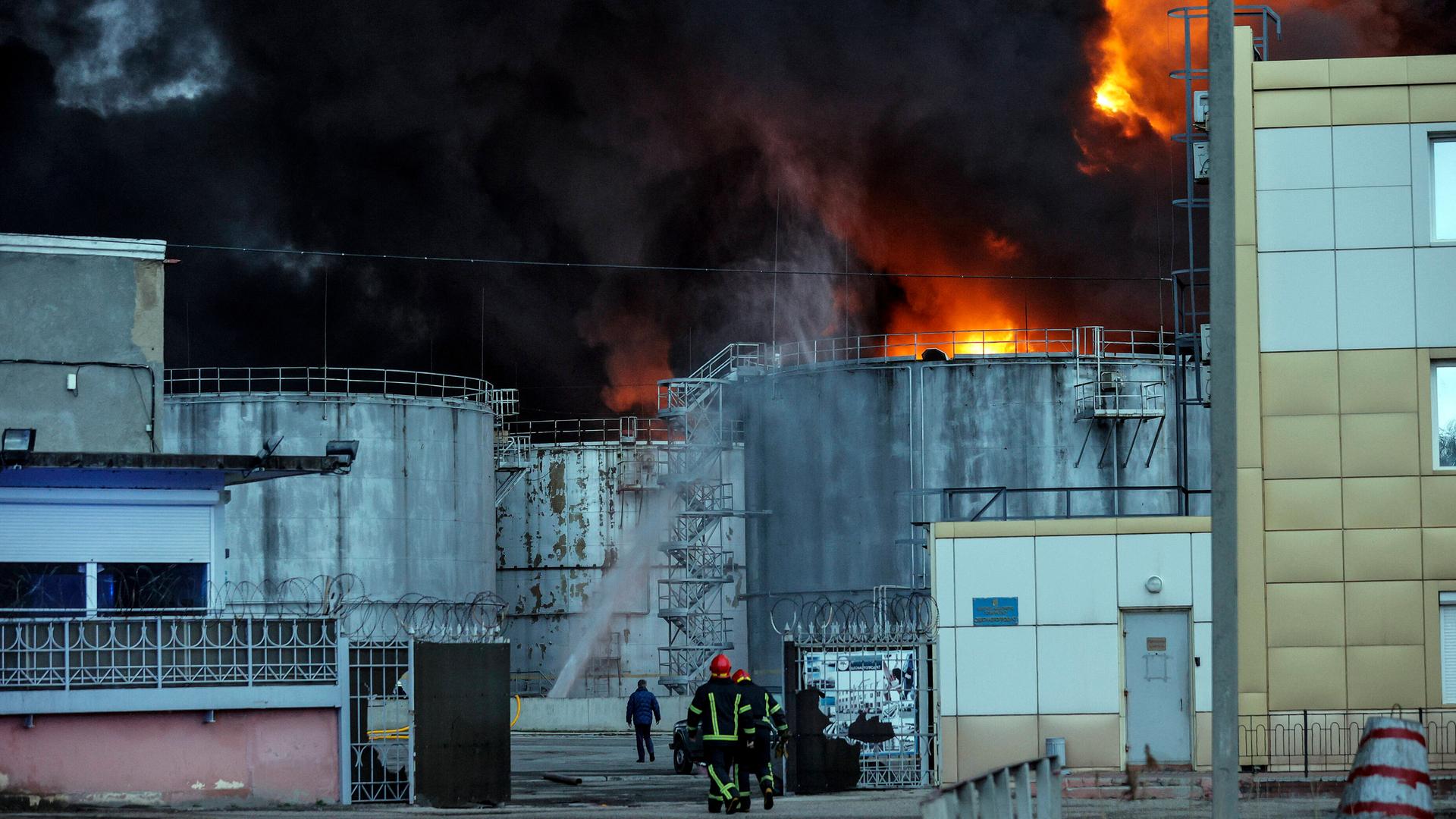 Feuerwehrleute bekämpfen Brände nach Explosionen in einer Erdölraffinerie in Odessa, Ukraine, 3. April 2022.