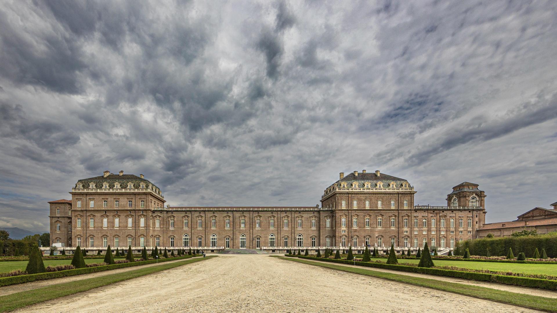 Ansicht eines großen Barockpalastes mit Wolken am Himmel, Palast von Venaria Reale, Residenzen des Hauses Savoyen, Turin, Piemont, Italien Ansicht eines großen Barockpalastes mit Wolken am Himmel, Palast von Venaria Reale, Residenzen des Hauses Savoyen, Turin, Piemont, Italien