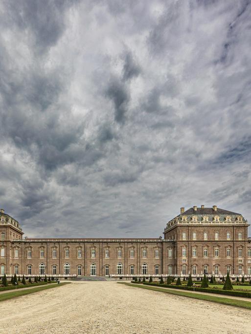 Ansicht eines großen Barockpalastes mit Wolken am Himmel, Palast von Venaria Reale, Residenzen des Hauses Savoyen, Turin, Piemont, Italien