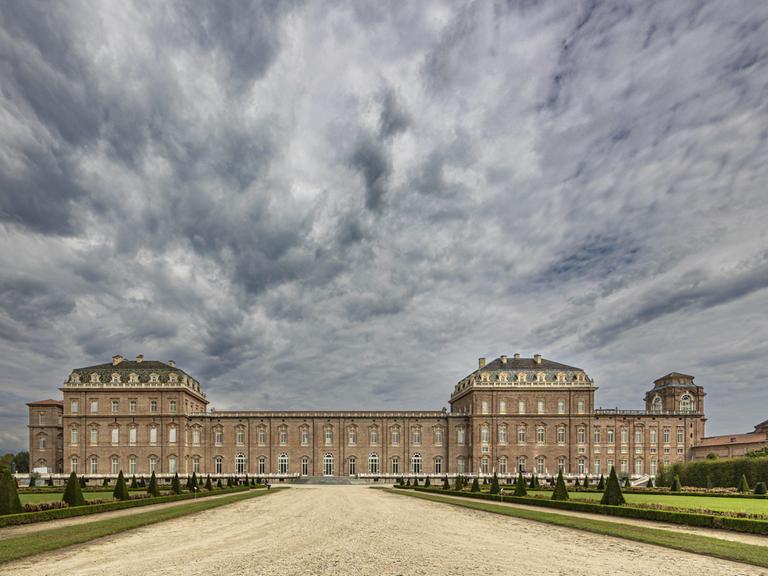 Ansicht eines großen Barockpalastes mit Wolken am Himmel, Palast von Venaria Reale, Residenzen des Hauses Savoyen, Turin, Piemont, Italien