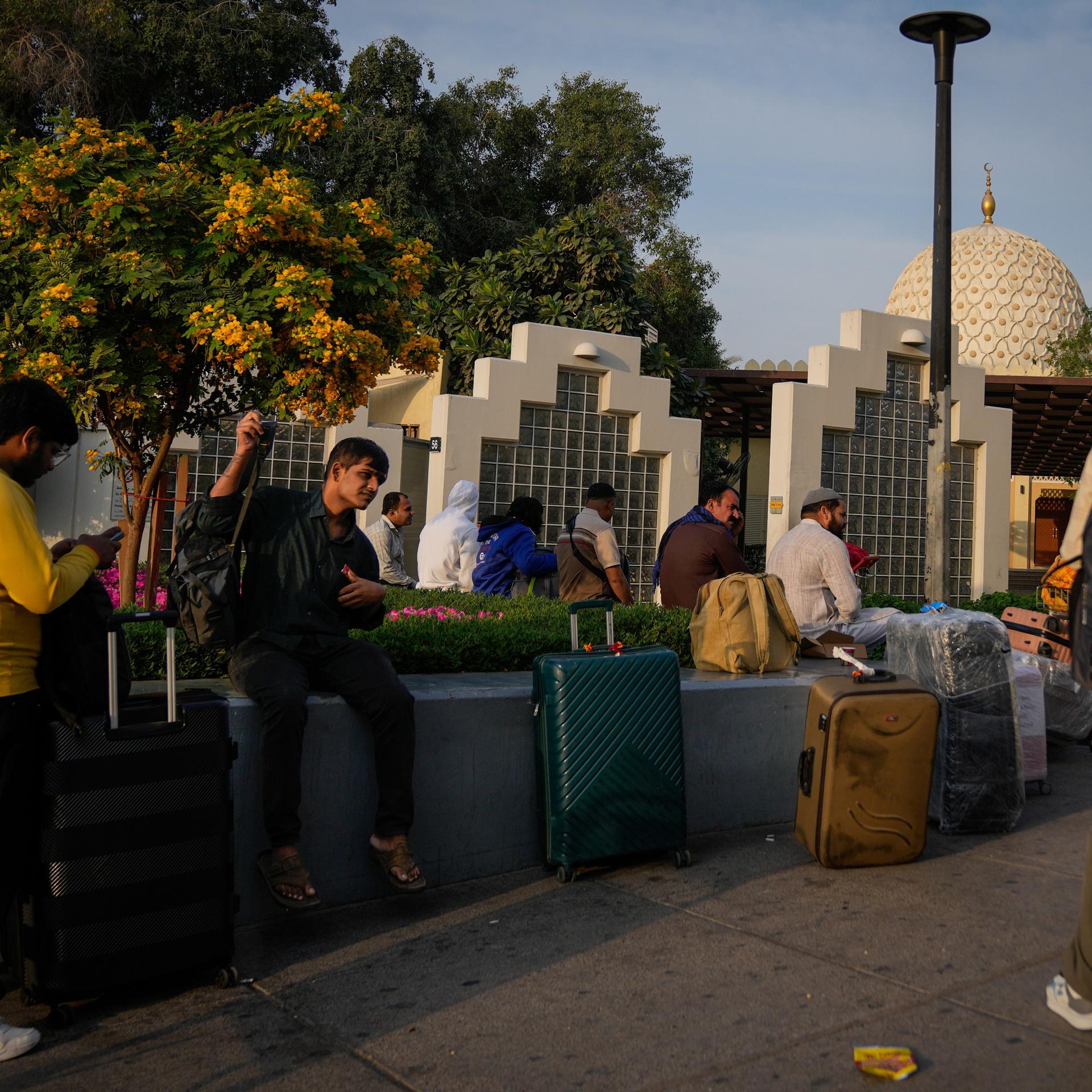 Passagiere warten außerhalb des gesperrten Flughafens in Dubai.