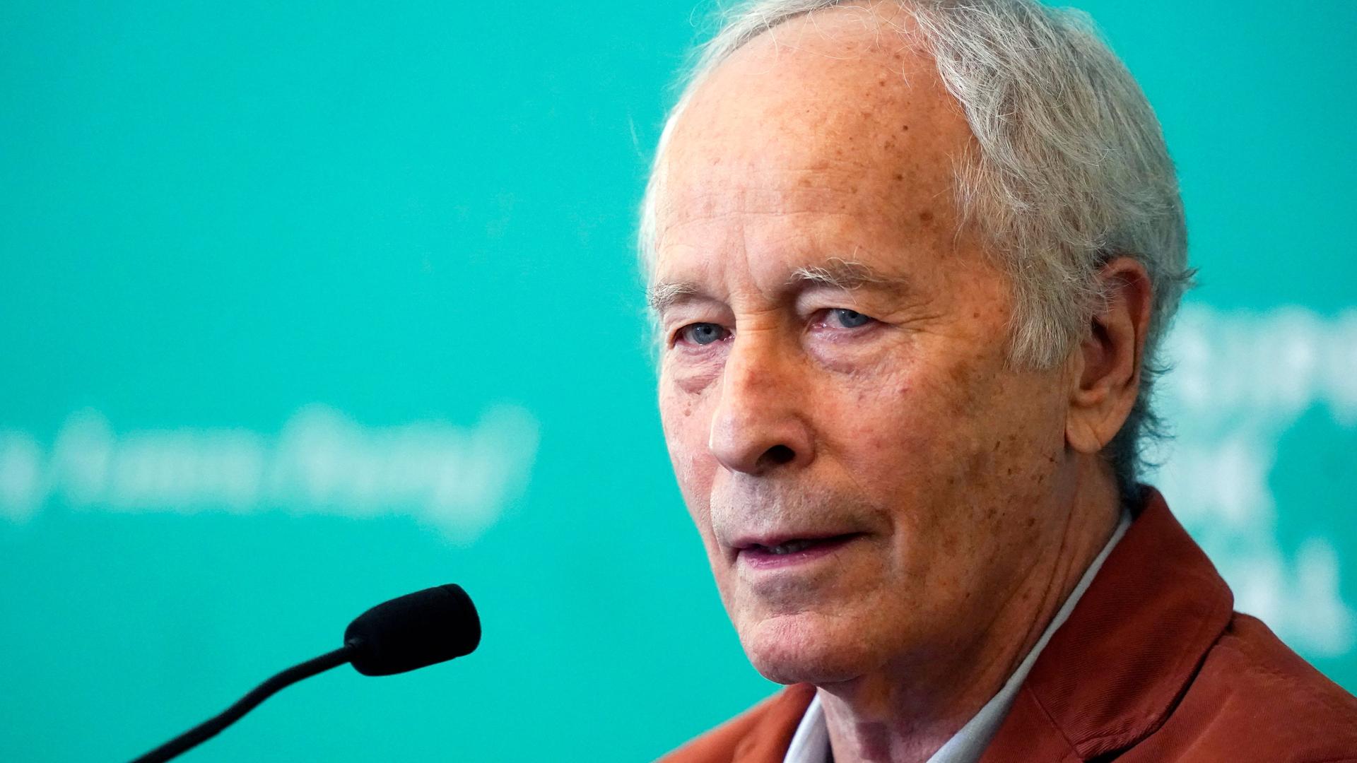 Richard Ford am Mikrofon im Sommer 2023 auf dem Mississippi Book Festival