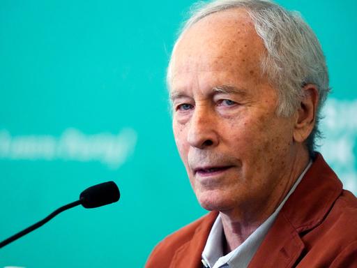 Richard Ford am Mikrofon im Sommer 2023 auf dem Mississippi Book Festival