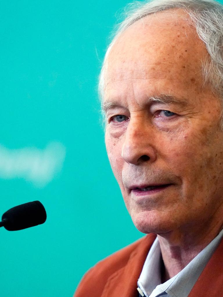 Richard Ford am Mikrofon im Sommer 2023 auf dem Mississippi Book Festival