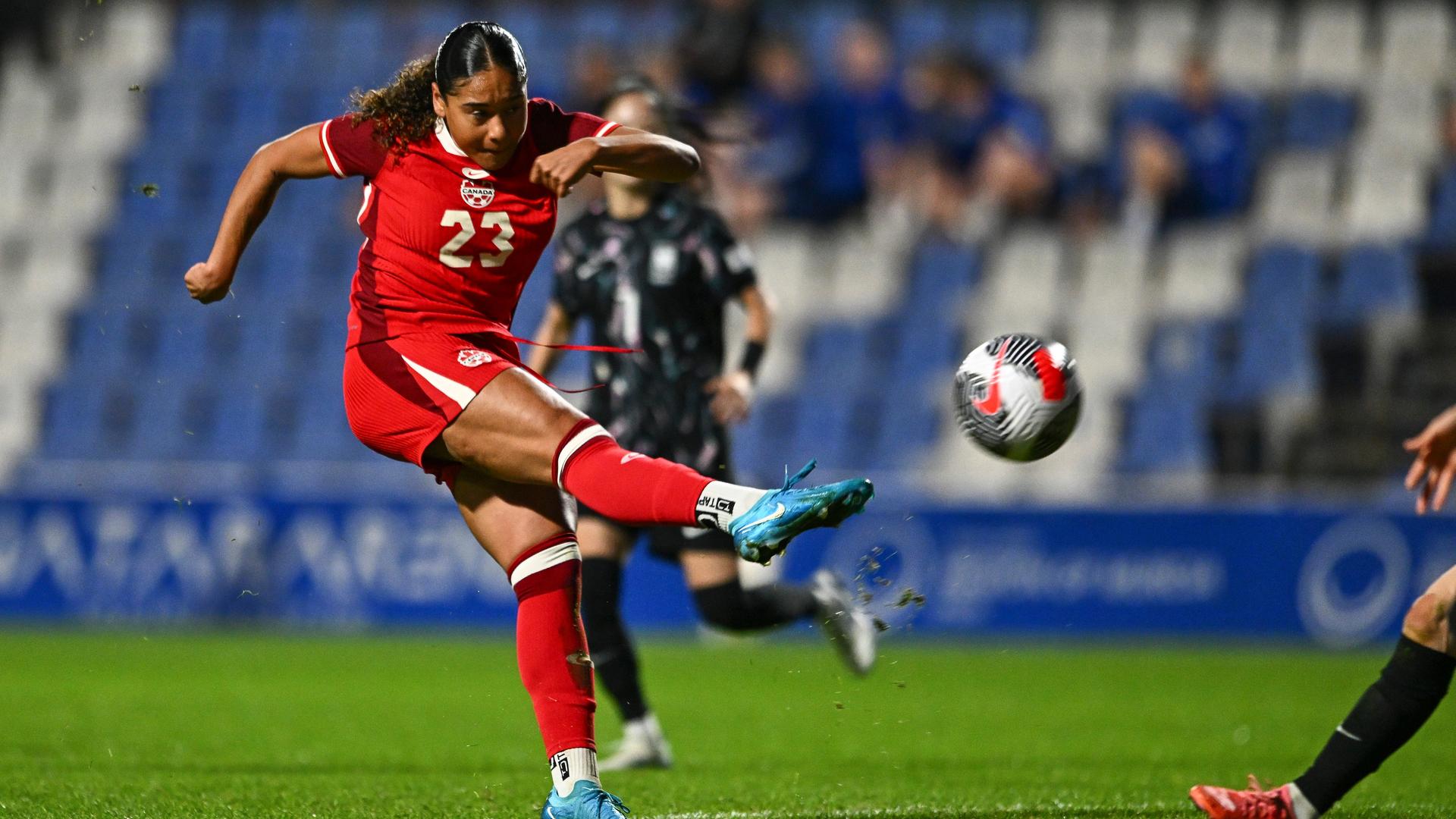 Die kanadische Fußballspielerin Olivia Smith spielt den Ball. 