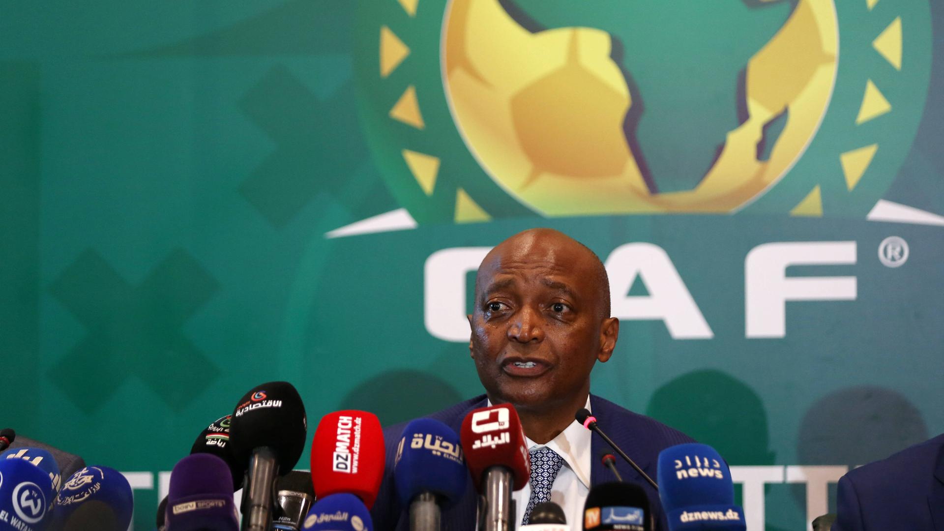 Der Präsident des afrikanischen Fußball-Verbands CAF, Patrice Motsepe, spricht bei einer Pressekonferenz. Der Präsident des afrikanischen Fußball-Verbands CAF, Patrice Motsepe, spricht bei einer Pressekonferenz.