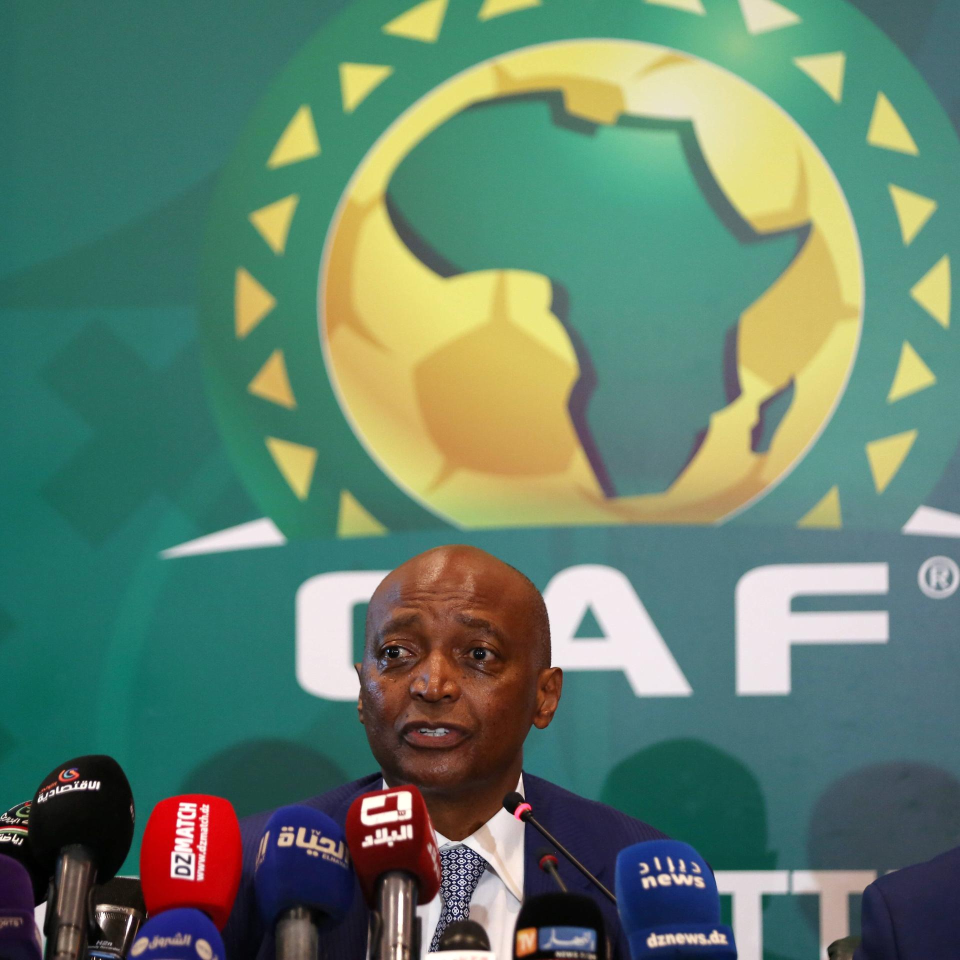 Der Präsident des afrikanischen Fußball-Verbands CAF, Patrice Motsepe, spricht bei einer Pressekonferenz.
