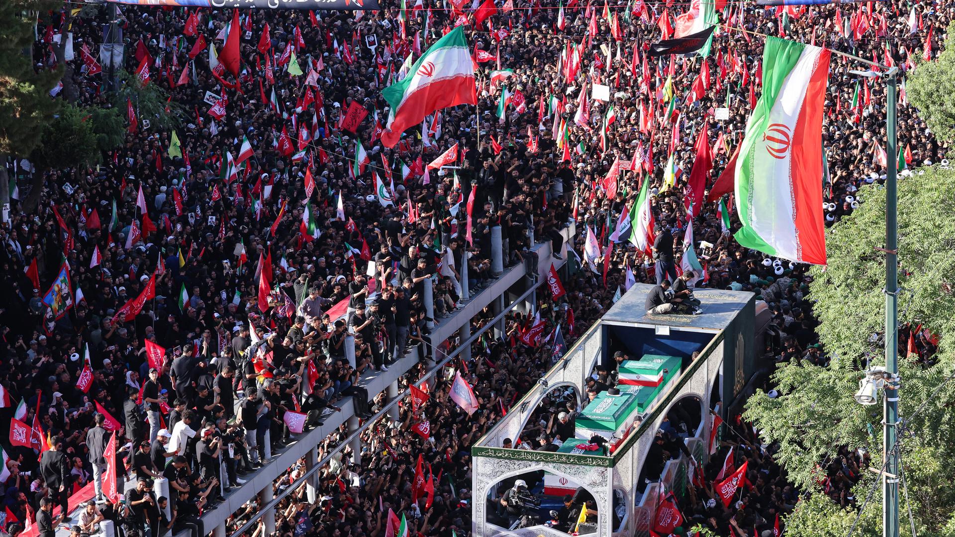 Trauerzug für den getöteten obersten Führer des Iran, Chamenei, in Maschhad.