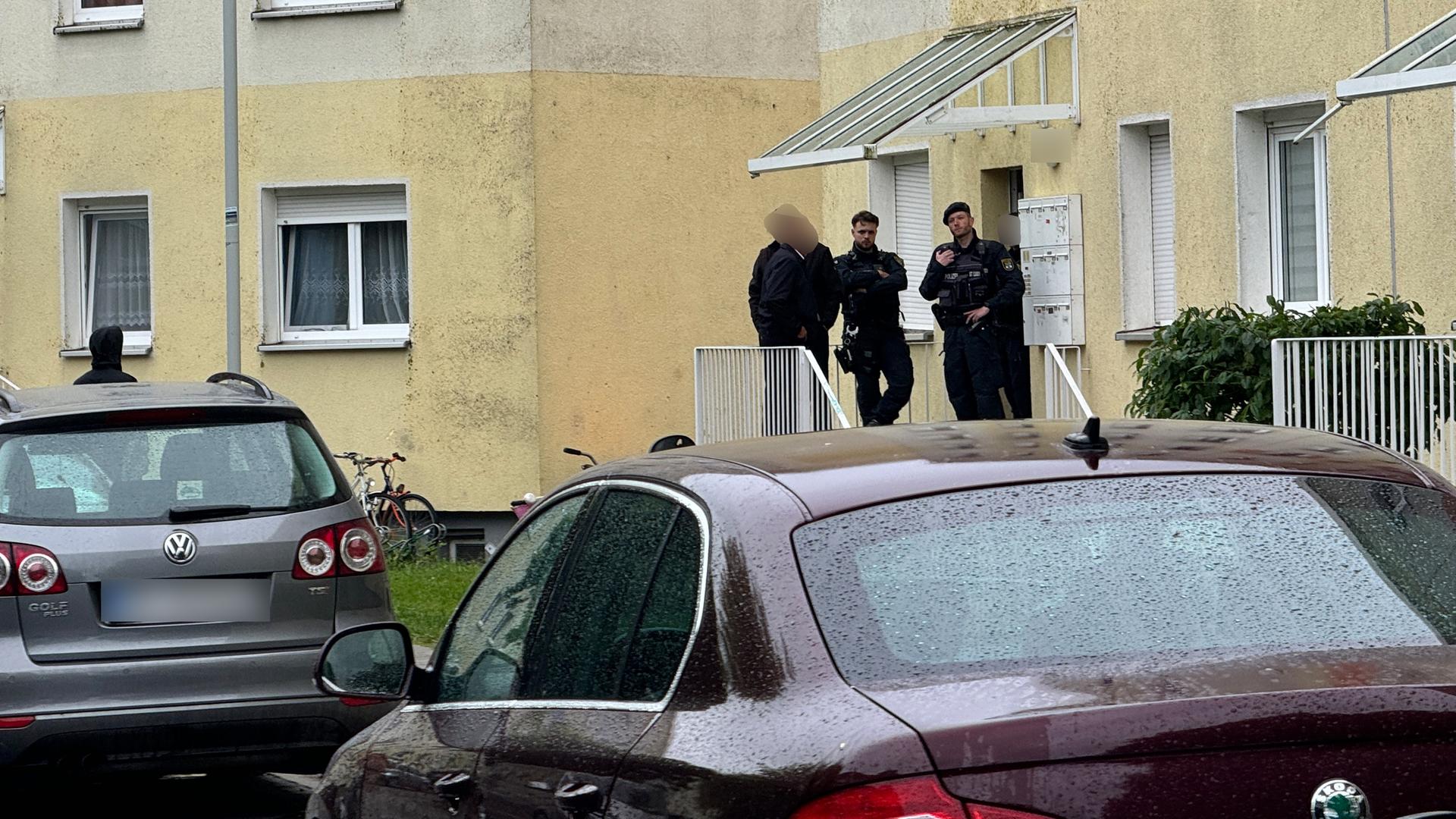 Polizisten stehen an einem Einsatzort in Wolmirstedt in Sachsen-Anhalt, der möglichwerweise im Zusammenhang mit der Attacke vom Freitag steht. Polizisten stehen an einem Einsatzort in Wolmirstedt in Sachsen-Anhalt, der möglichwerweise im Zusammenhang mit der Attacke vom Freitag steht.