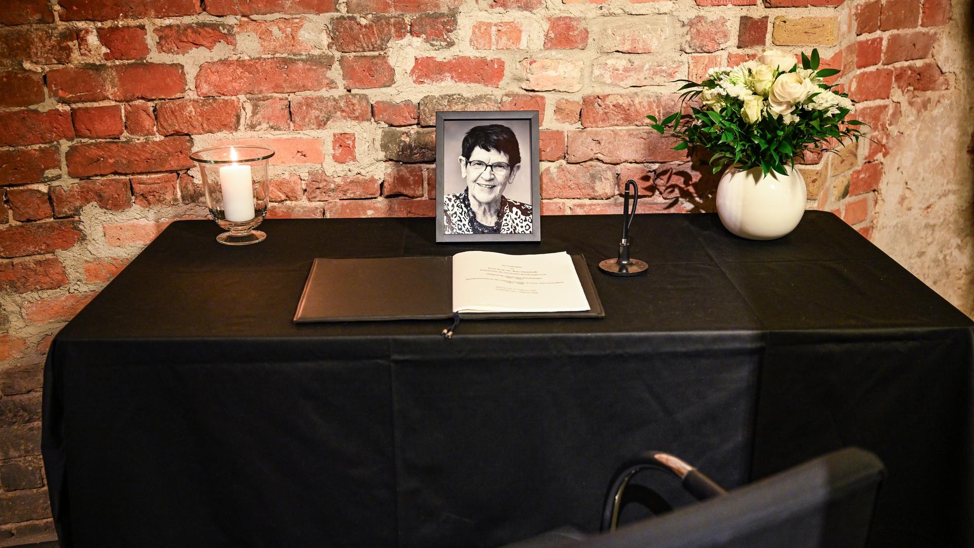 Ein Kondolenzbuch für die verstorbene ehemalige Bundestagspräsidentin Rita Süssmuth liegt im Deutschen Dom aus. Ein Kondolenzbuch für die verstorbene ehemalige Bundestagspräsidentin Rita Süssmuth liegt im Deutschen Dom aus.