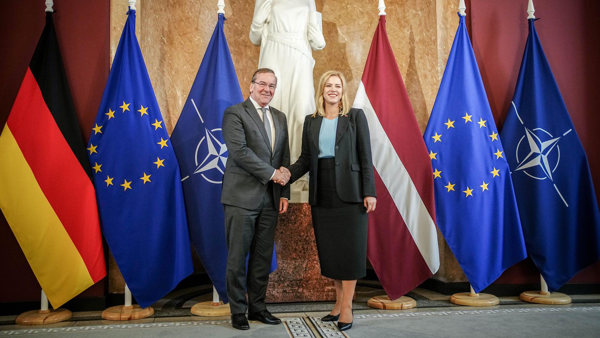 Lettland, Riga: Boris Pistorius (SPD, l), Bundesminister der Verteidigung, wird von Evika Silina, Ministerpräsidentin von Lettland, empfangen.