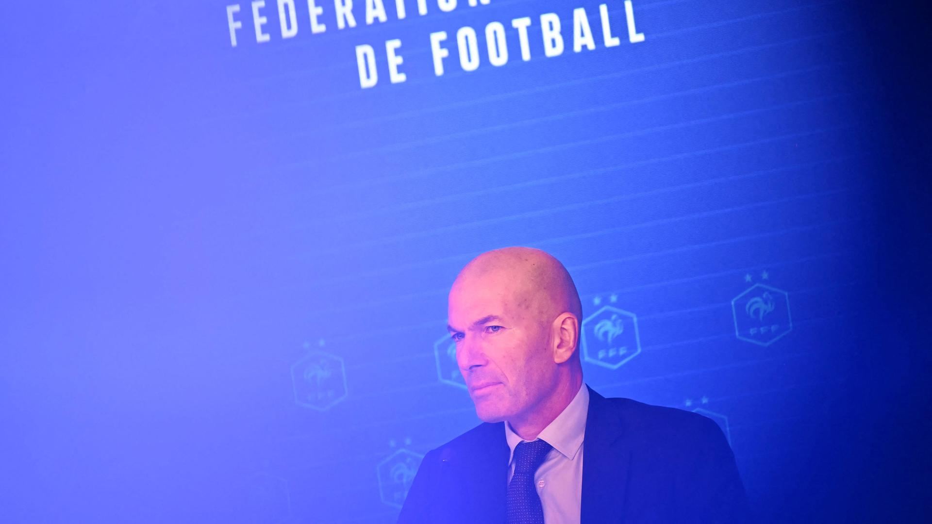 Der ehemalige französische Fußballnationalspieler Zinedine Zidane spricht während einer Pressekonferenz, auf der er am 28. Juli 2026 im Hauptquartier des französischen Fußballverbands (FFF) in Paris als neuer Cheftrainer der französischen Fußballnationalmannschaft vorgestellt wird.