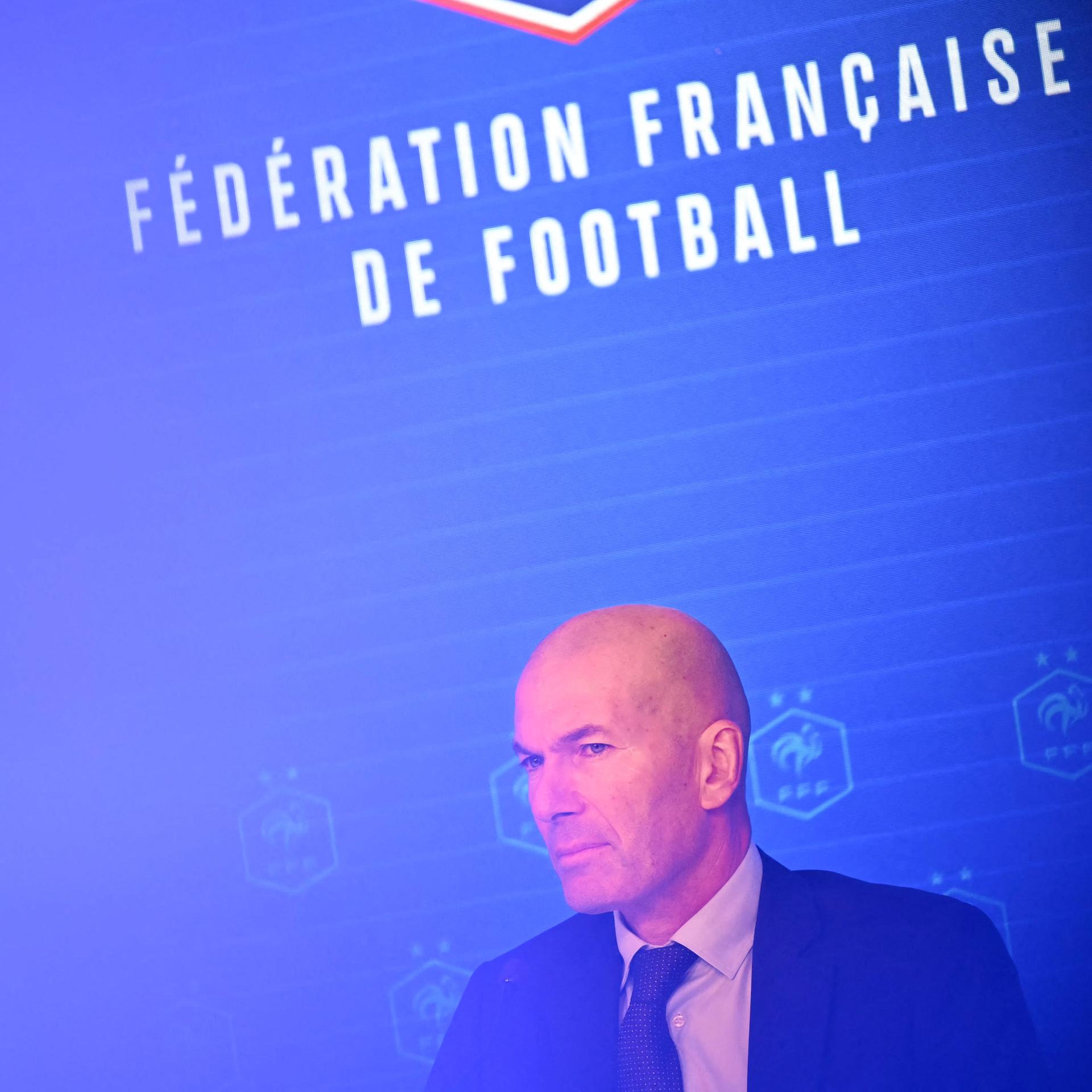 Der ehemalige französische Fußballnationalspieler Zinedine Zidane spricht während einer Pressekonferenz, auf der er am 28. Juli 2026 im Hauptquartier des französischen Fußballverbands (FFF) in Paris als neuer Cheftrainer der französischen Fußballnationalmannschaft vorgestellt wird.