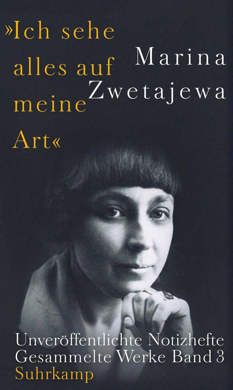 Cover der bei Suhrkamp veröffentlichten Notizbücher der russischen Dichterin Marina Zwetajewa auf einem pastellfarbigen Hintergrund. Zu sehen ist das Porträt einer Frau in mittleren Jahren mit Pagenschnitt. 