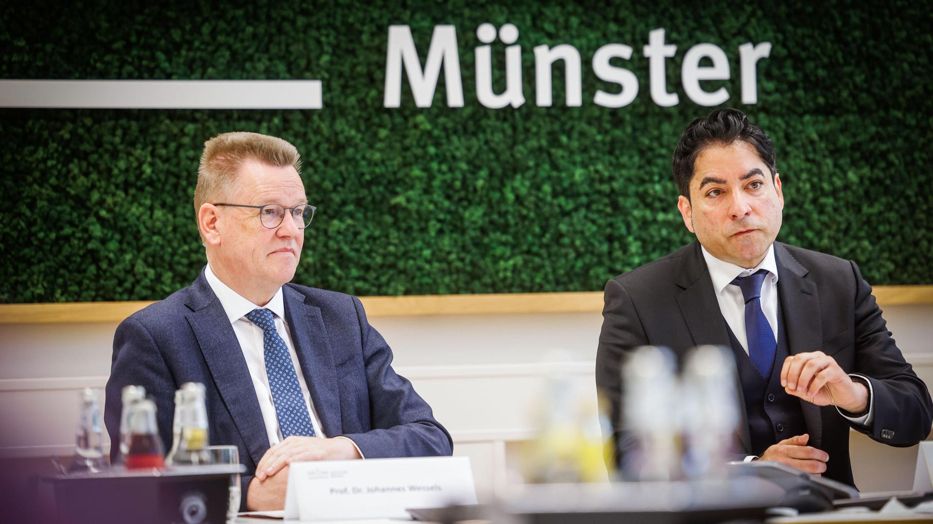 Prof. Dr. Johannes Wessels, Rektor der Universität Münster (l) und Prof. Dr. Mouhanad Khorchide, Direktor des Zentrums für Islamische Theologie und Gründungsdekan (r) sitzen bei einem Pressegespräch im Schloss Münster. Prof. Dr. Johannes Wessels, Rektor der Universität Münster (l) und Prof. Dr. Mouhanad Khorchide, Direktor des Zentrums für Islamische Theologie und Gründungsdekan (r) sitzen bei einem Pressegespräch im Schloss Münster.