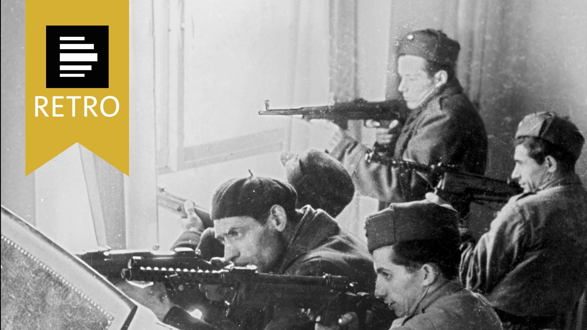 Eine Gruppe ungarischer Aufständischer hat sich mit seinen Schusswaffen in einer Wohnung in Budapest verschanzt und leistet bis zuletzt Widerstand. Aufnahme von 1956. Eine Gruppe ungarischer Aufständischer hat sich mit seinen Schusswaffen in einer Wohnung in Budapest verschanzt und leistet bis zuletzt Widerstand. Aufnahme von 1956.