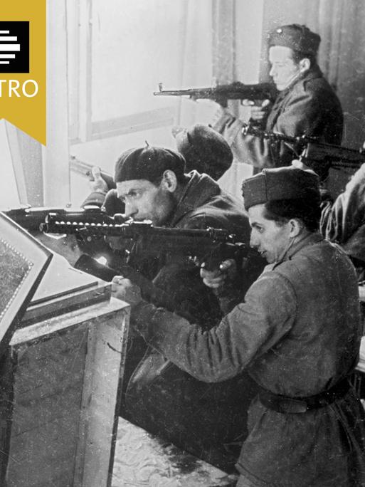 Eine Gruppe ungarischer Aufständischer hat sich mit seinen Schusswaffen in einer Wohnung in Budapest verschanzt und leistet bis zuletzt Widerstand. Aufnahme von 1956.