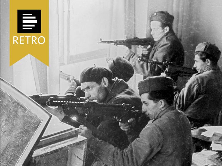 Eine Gruppe ungarischer Aufständischer hat sich mit seinen Schusswaffen in einer Wohnung in Budapest verschanzt und leistet bis zuletzt Widerstand. Aufnahme von 1956.