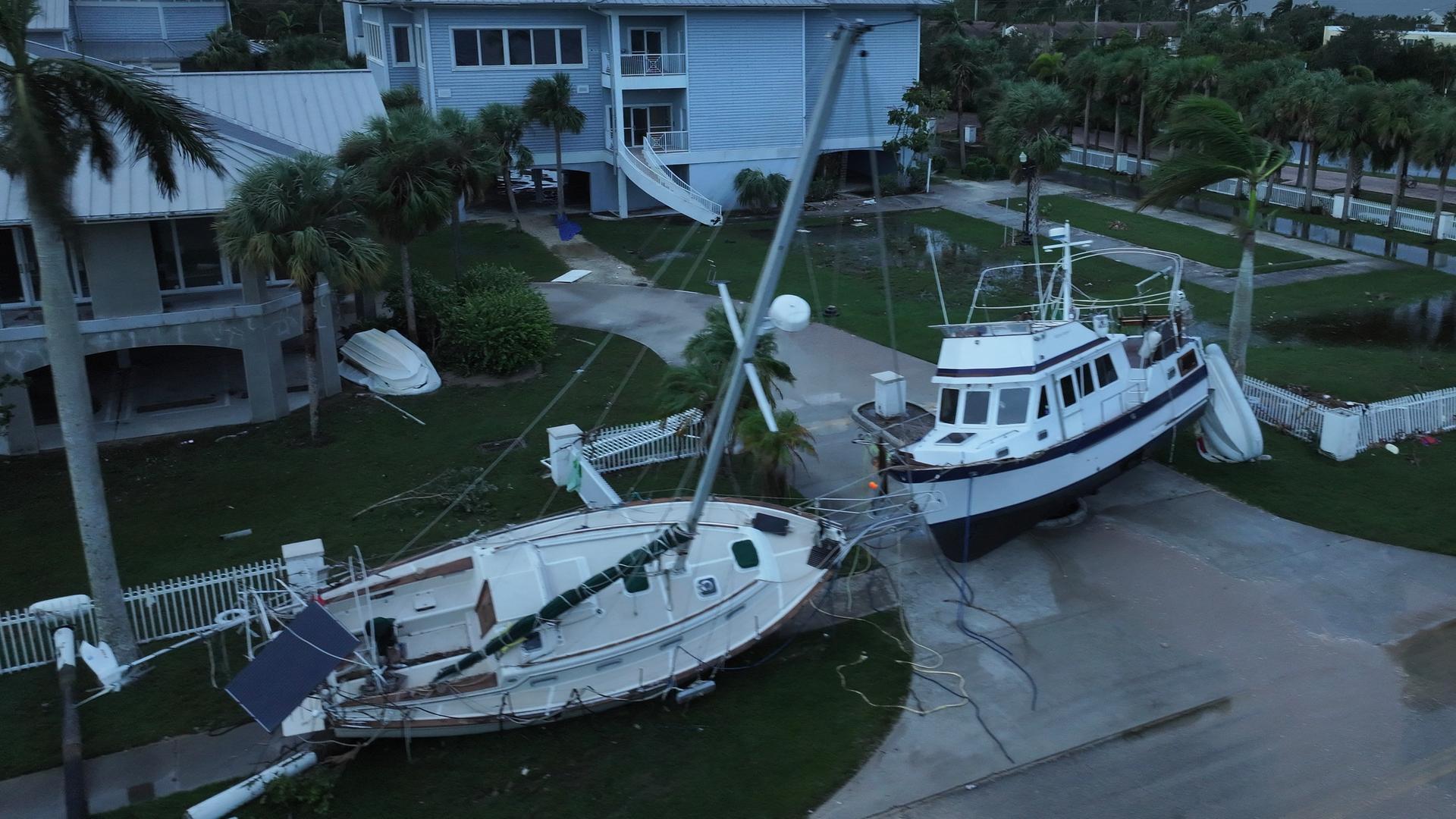 Boote wurden von Hurrikan "Milton" auf die Straßen in Punta Gorad (Florida) getrieben.