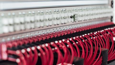 Rückseite eines Servers in dem Kabel stecken