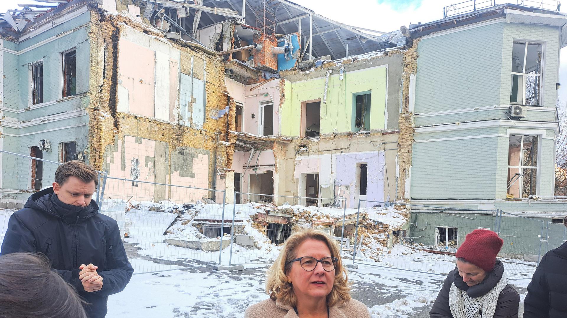Bundesentwicklungsministerin Svenja Schulze (SPD) steht vor einem durch eine russische Rakete zerstörten Gebäude des Kinderkrankenhauses Ochmatdyt. Bundesentwicklungsministerin Svenja Schulze (SPD) steht vor einem durch eine russische Rakete zerstörten Gebäude des Kinderkrankenhauses Ochmatdyt.