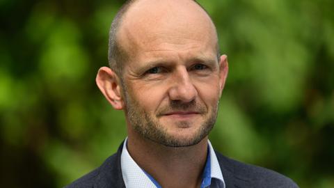 Stephan Meyer (CDU), Landrat Landkreis Görlitz, steht bei einem Pressetermin auf dem Kahlbaum-Areal und blickt in die Kamera.