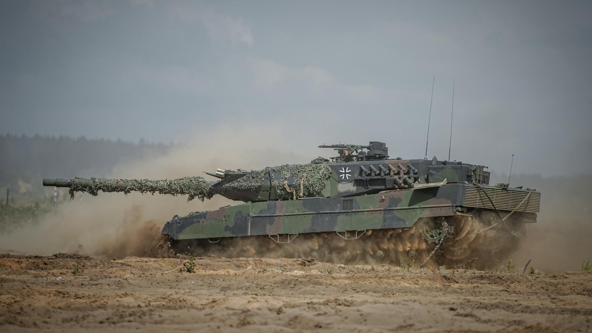 Ein Leopard-2-Kampfpanzer ist bei einer Nato-Übung zu sehen.