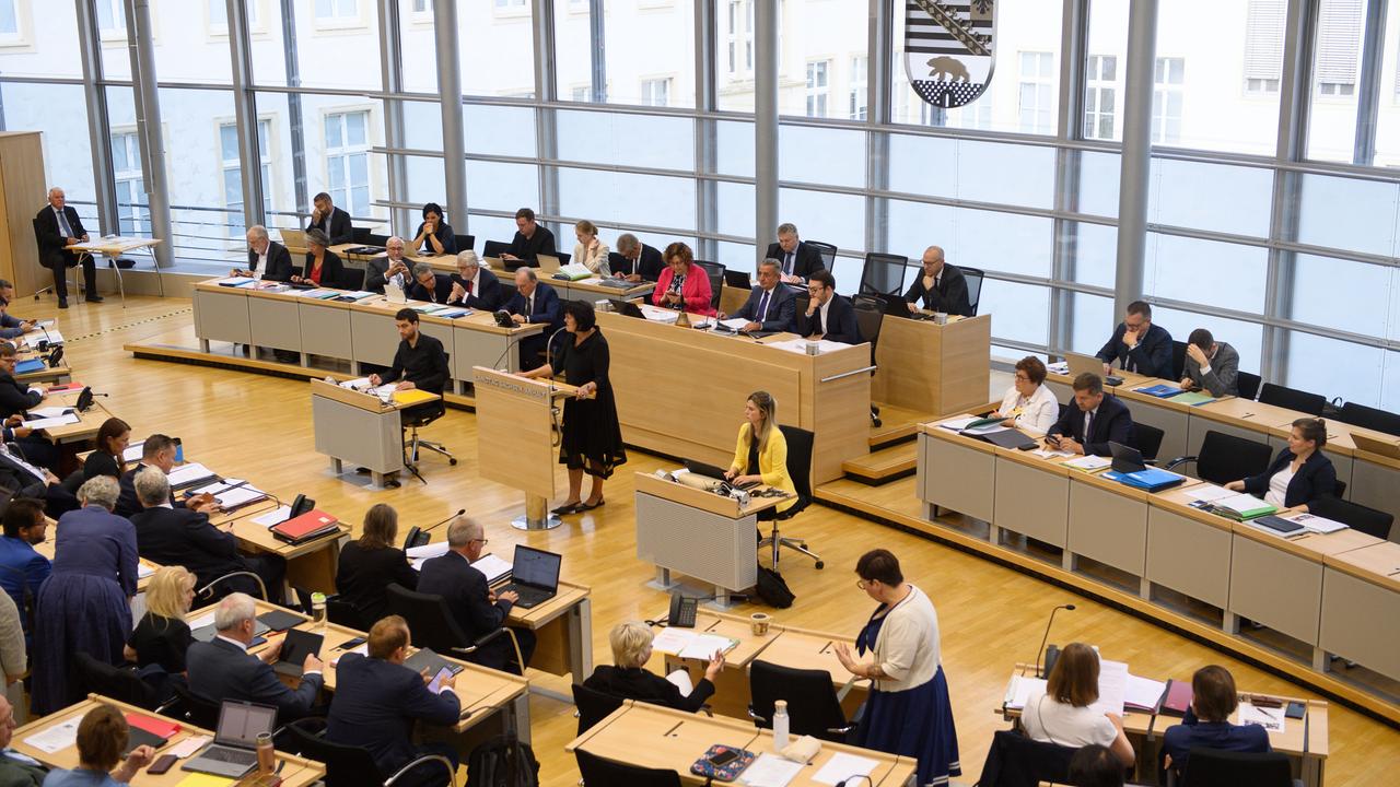 Plenarsaal des Landtags von Sachsen-Anhalt während einer Sitzung.