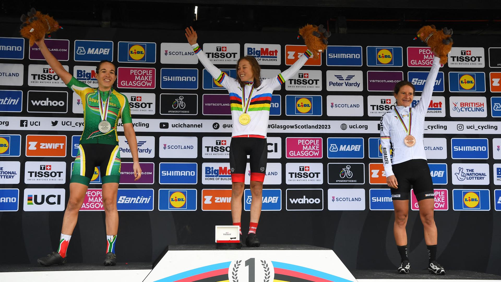 Die drei besten Mountainbikeinnen stehen nach dem Cross-Country-Marathon der Frauen auf dem Podest. Die drei besten Mountainbikeinnen stehen nach dem Cross-Country-Marathon der Frauen auf dem Podest.
