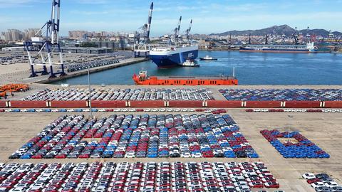 Chinesische Autos stehen am 28.10.2024 im Hafen von Yantai.