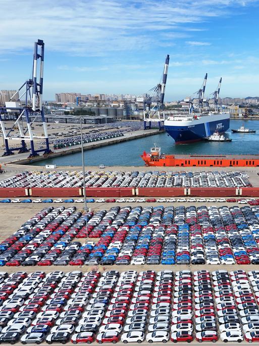 Chinesische Autos stehen am 28.10.2024 im Hafen von Yantai.