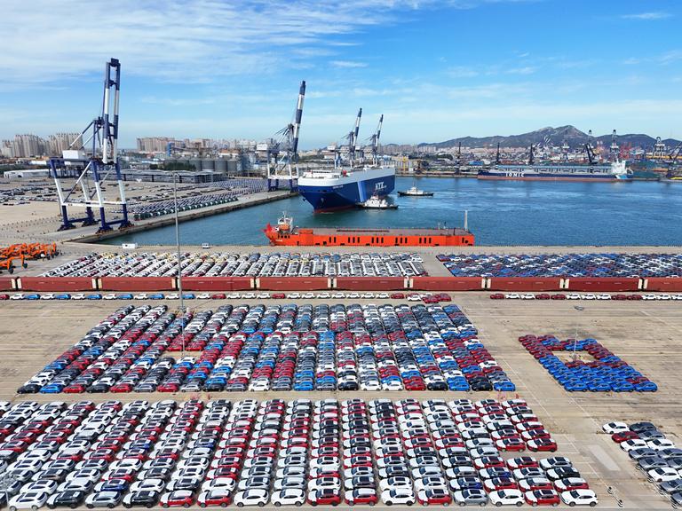 Chinesische Autos stehen am 28.10.2024 im Hafen von Yantai.