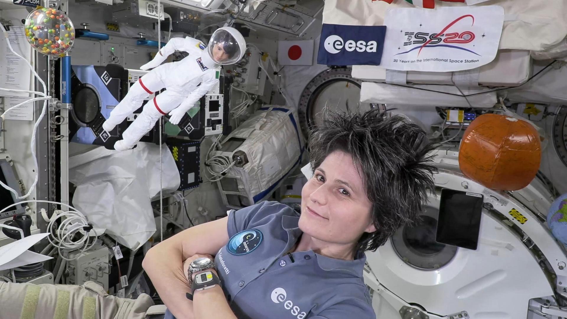 Die italienische Esa-Astronautin Samantha Cristoforetti schwebt mit einer nach ihr gestaltenten Barbie-Puppe durch die Innenräume der ISS.
