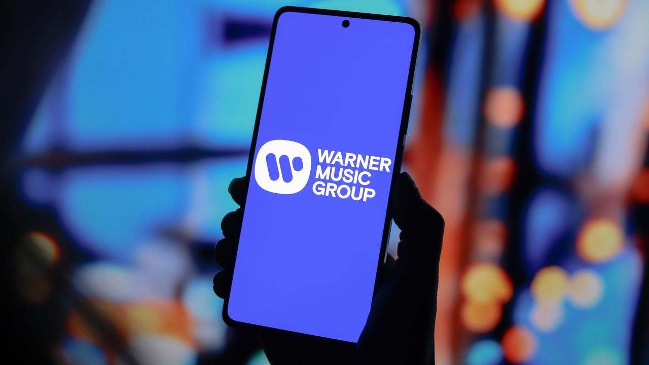 Das Logo des Musikkonzerns Warner Music Group auf dem Bildschirm eines Smartphones.