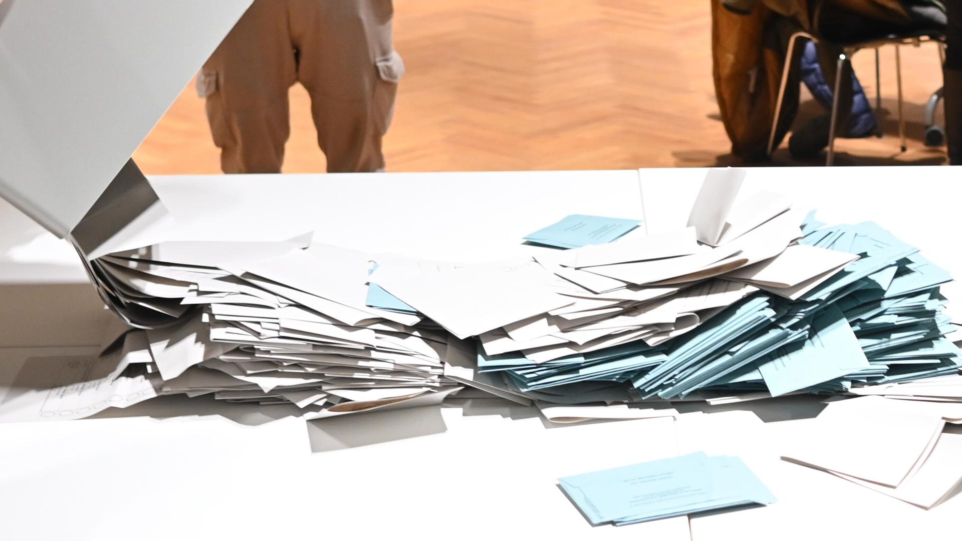 Stimmzettel werden in einem Wahlbüro bei der Wahl zum Kieler Oberbürgermeister zum Auszählen auf einem Tisch geschüttet. Stimmzettel werden in einem Wahlbüro bei der Wahl zum Kieler Oberbürgermeister zum Auszählen auf einem Tisch geschüttet.