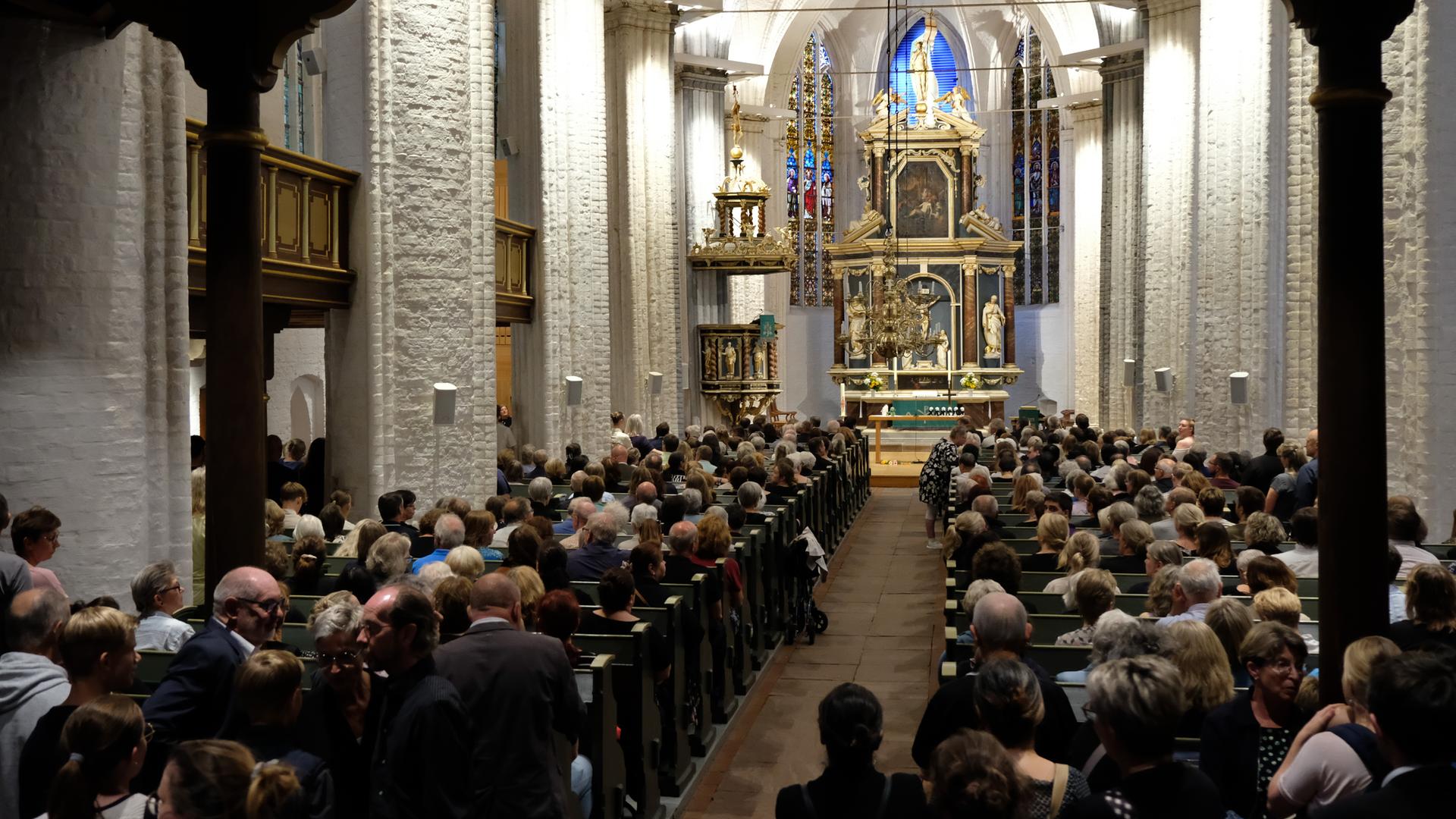 Stade: Blick in die St.-Wilhadi-Kirche während einer Trauerandacht für die Opfer nach den Schüssen in einer Jugendhilfeeinrichtung. Stade: Blick in die St.-Wilhadi-Kirche während einer Trauerandacht für die Opfer nach den Schüssen in einer Jugendhilfeeinrichtung.