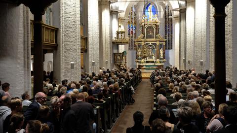 Stade: Blick in die St.-Wilhadi-Kirche während einer Trauerandacht für die Opfer nach den Schüssen in einer Jugendhilfeeinrichtung. 