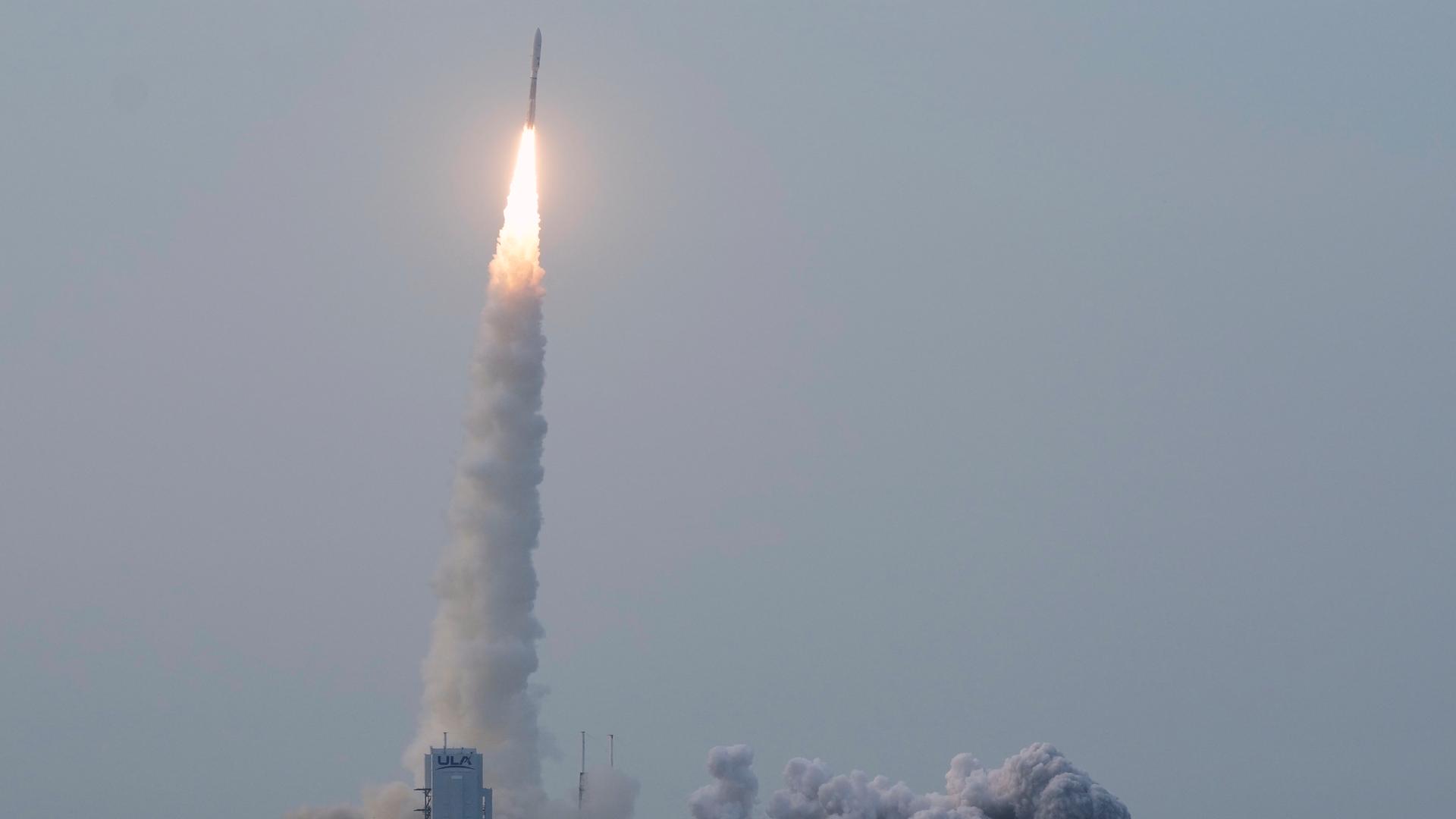 Eine Atlas-V-Rakete der United Launch Alliance mit 27 Internet-Satelliten von Amazons Project Kuiper hebt vom Launch Complex 41 der Cape Canaveral Space Force Station ab. 