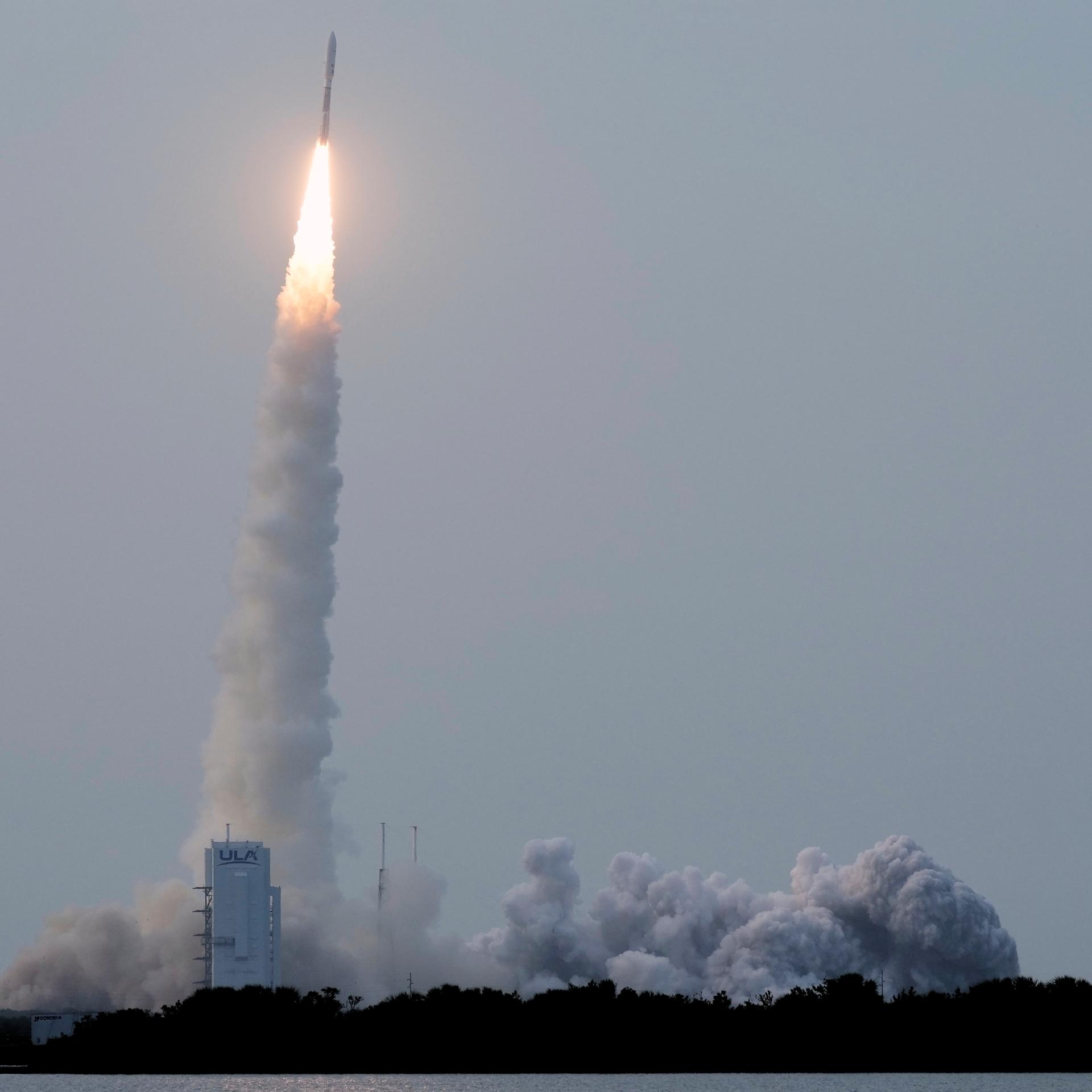 Eine Atlas-V-Rakete der United Launch Alliance mit 27 Internet-Satelliten von Amazons Project Kuiper hebt vom Launch Complex 41 der Cape Canaveral Space Force Station ab. 