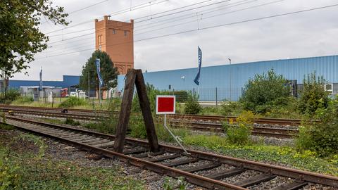 Auf einer Bahnschiene steht ein Schutzhalt-Signal Sh2 welches das Gleis abriegelt.