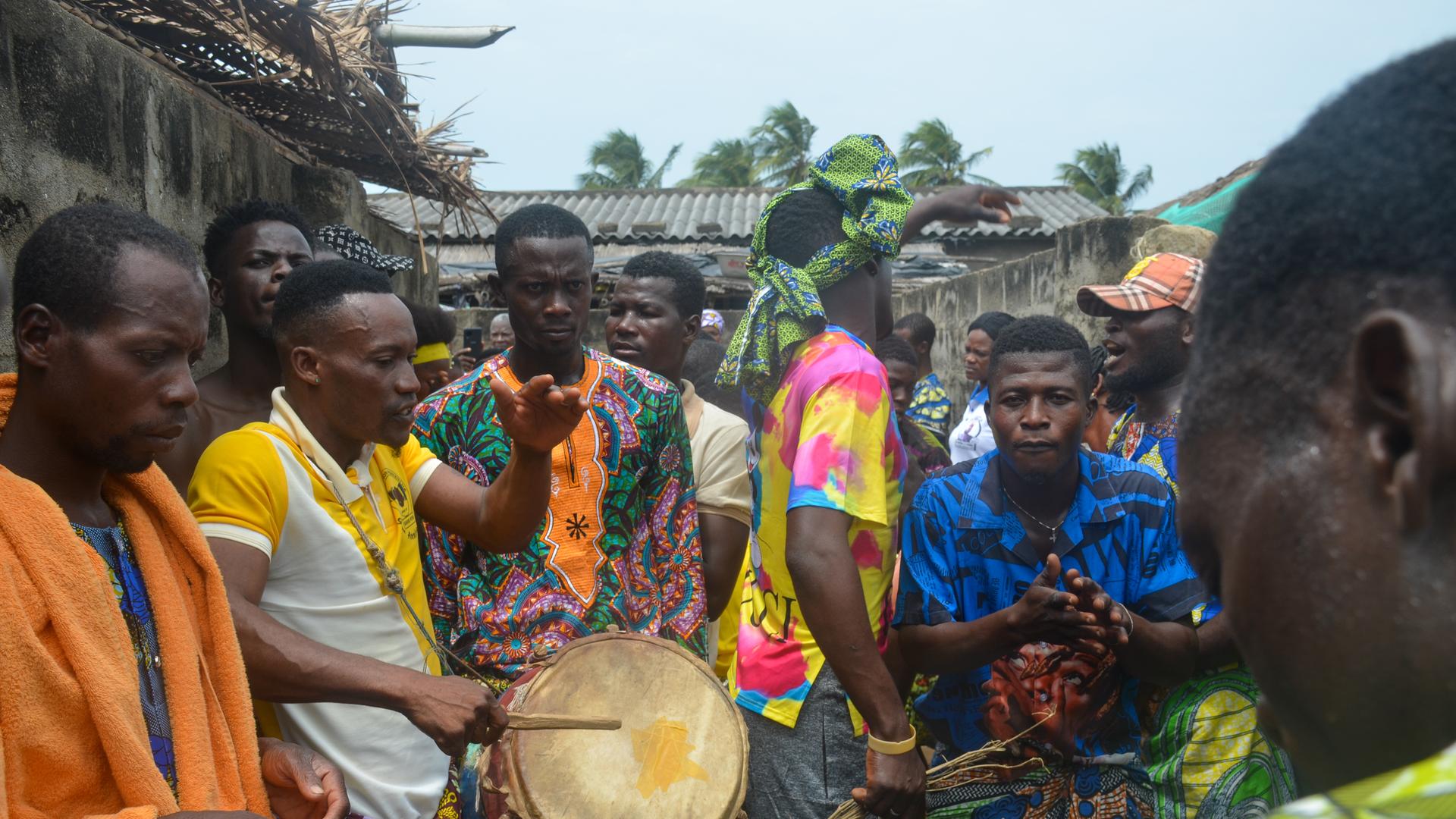 Männer spielen verschiedene Instrumente.