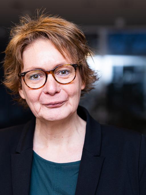 Daniela Behrens lächelt in die Kamera.