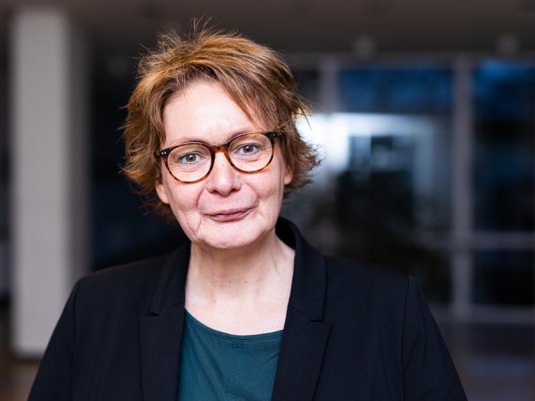 Daniela Behrens lächelt in die Kamera.