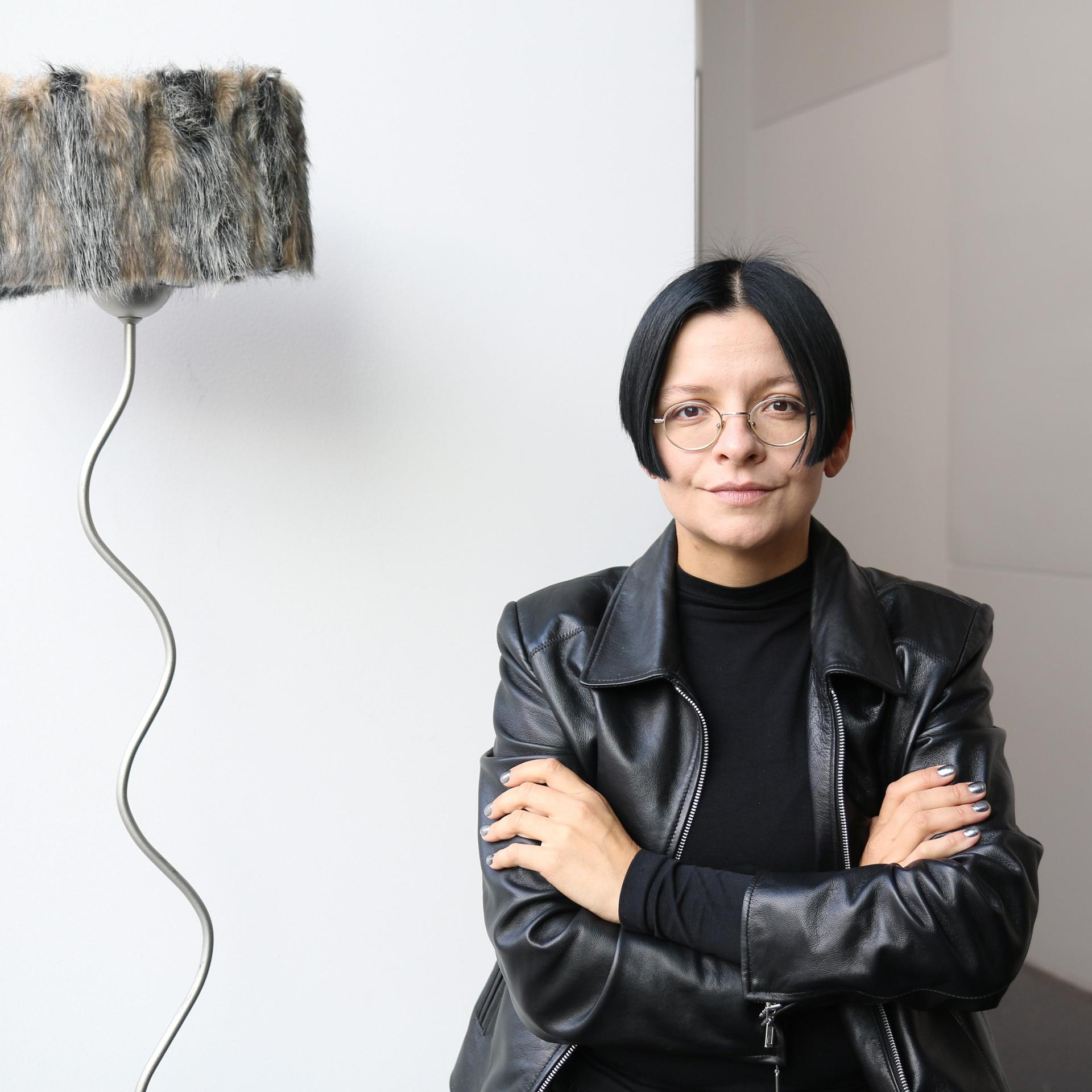 Henrike Naumann posiert im Museum Gunzenhauser in Chemnitz in ihrer Installation "Evolution Chemnitz" für ein Foto.