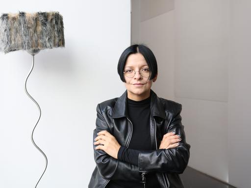 Henrike Naumann posiert im Museum Gunzenhauser in Chemnitz in ihrer Installation "Evolution Chemnitz" für ein Foto.