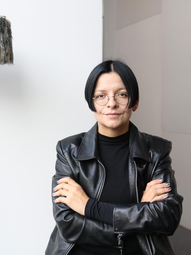 Henrike Naumann posiert im Museum Gunzenhauser in Chemnitz in ihrer Installation "Evolution Chemnitz" für ein Foto.