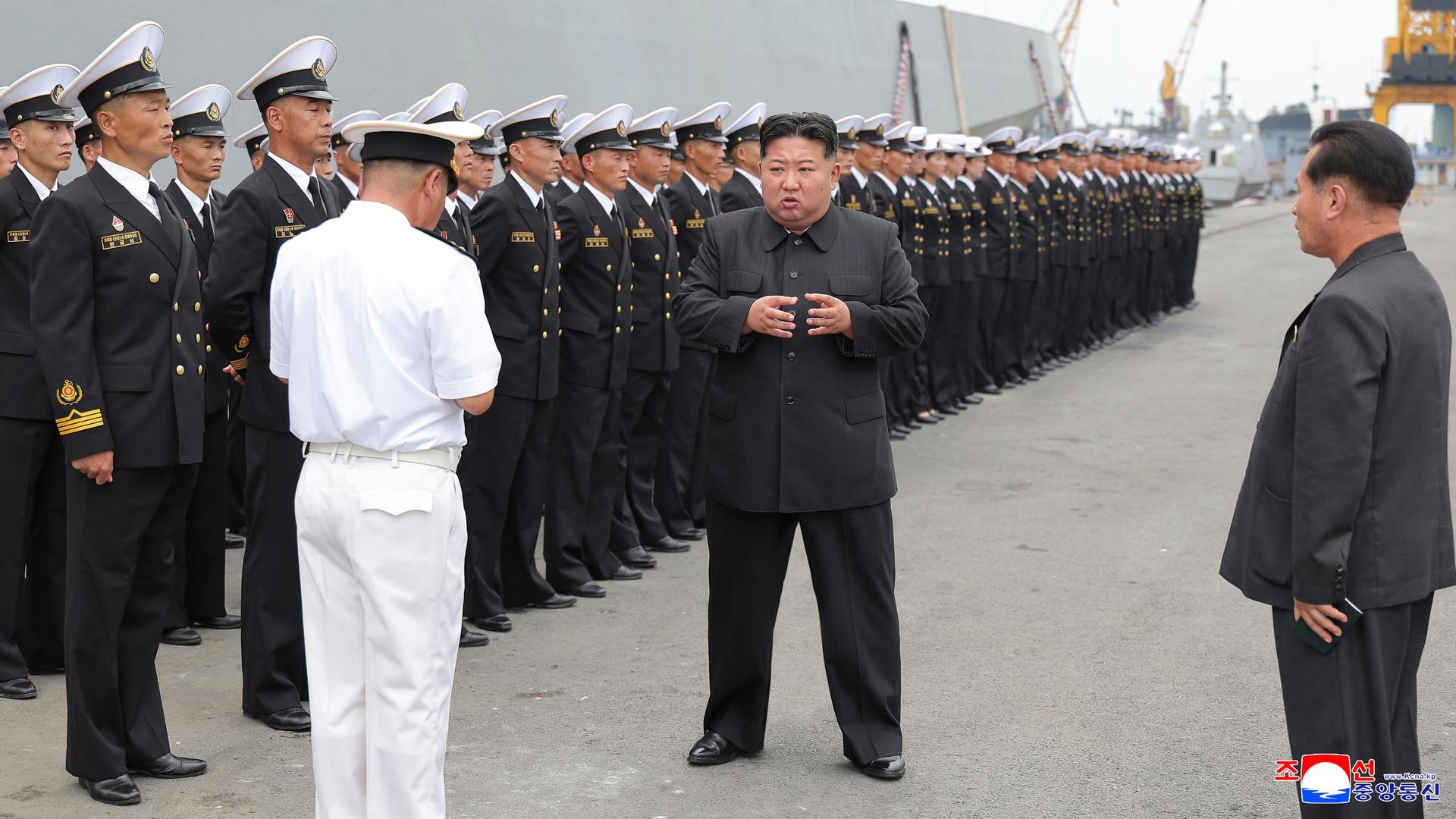 Nordkoreas Machthaber Kim Jong Un bei der Besichtigung eines Zerstörers der nordkoreanischen Marine. 